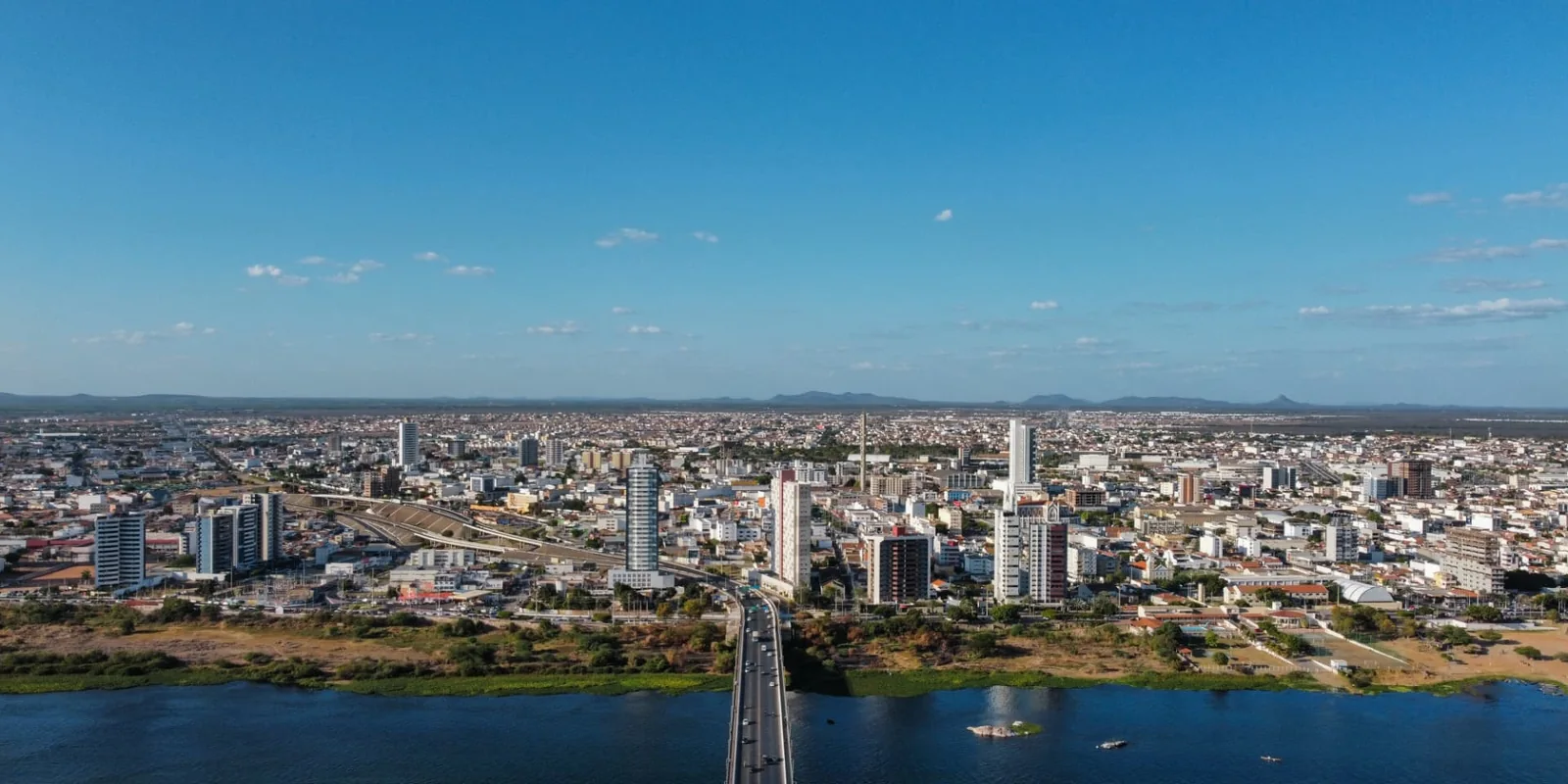 Vista aérea de Petrolina, com o Rio São Francisco e a ponte em primeiro plano.